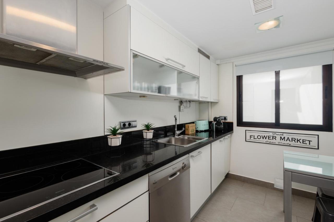 In The Historic Center Of Malaga, Very Close To The Beach And The Ave Train Station, With Private Parking Bagian luar foto