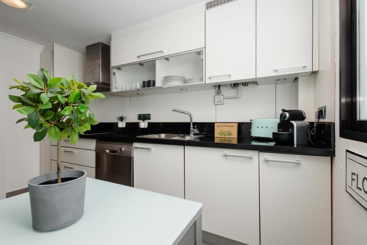 In The Historic Center Of Malaga, Very Close To The Beach And The Ave Train Station, With Private Parking Bagian luar foto