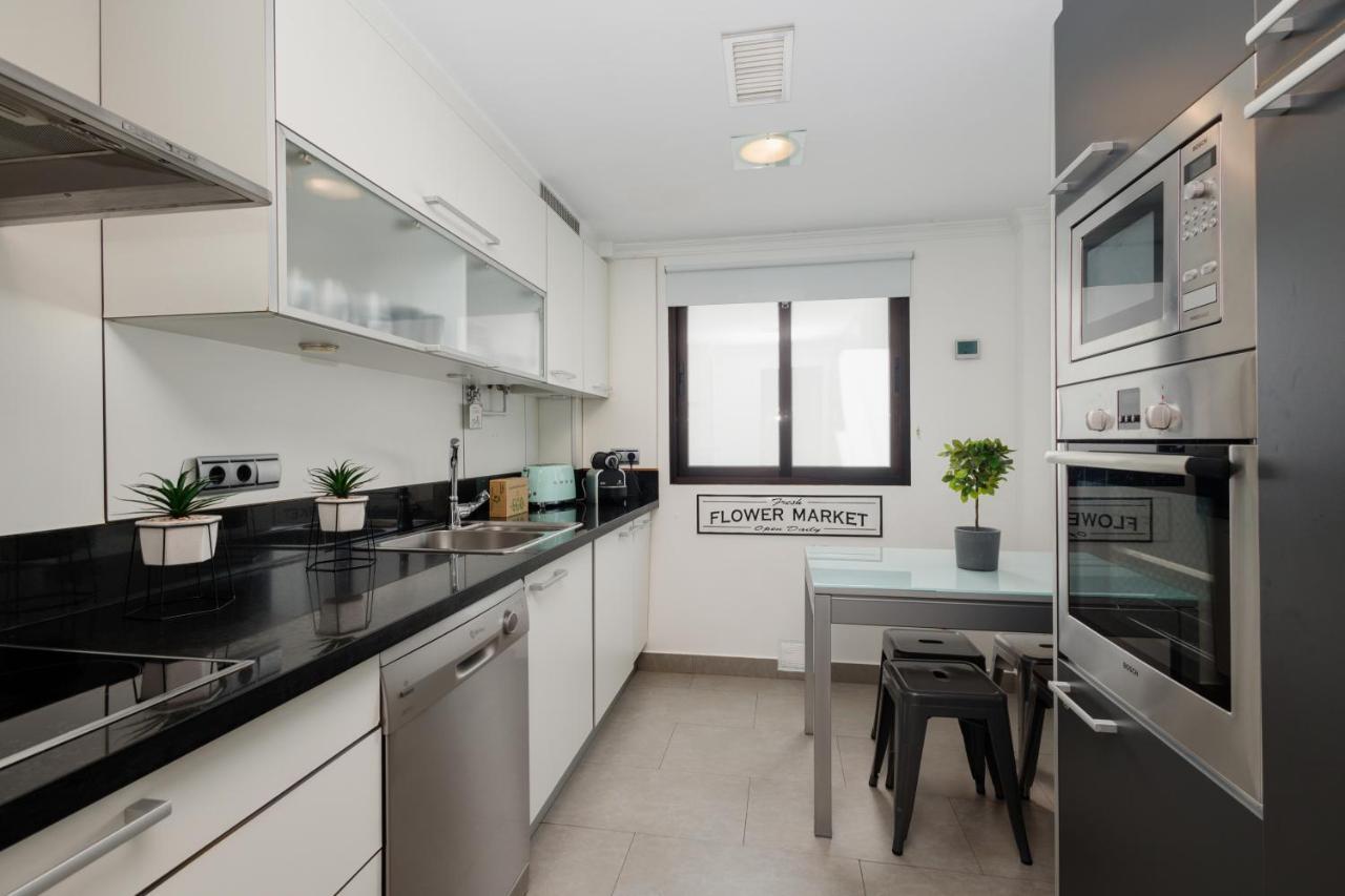 In The Historic Center Of Malaga, Very Close To The Beach And The Ave Train Station, With Private Parking Bagian luar foto