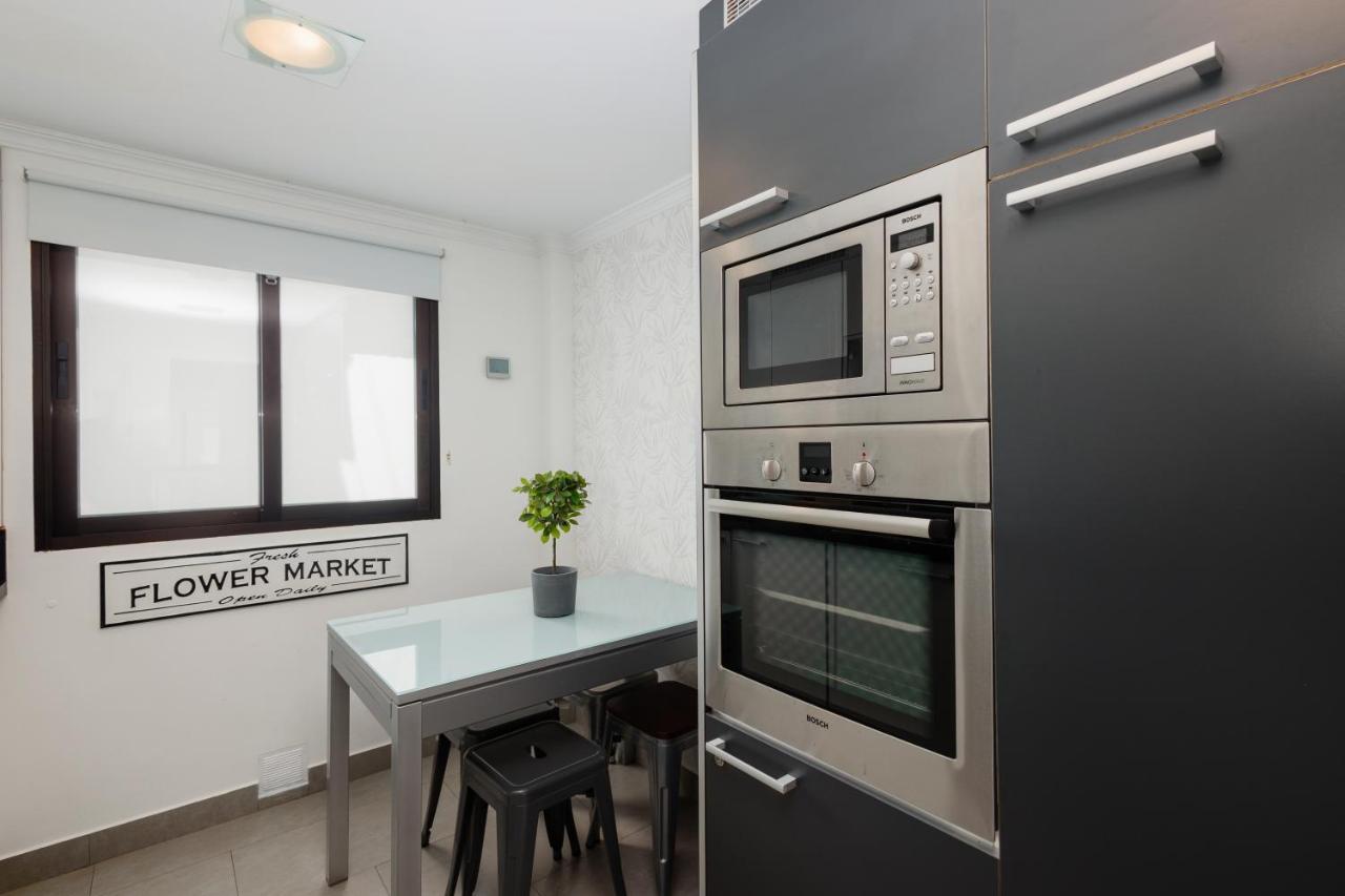 In The Historic Center Of Malaga, Very Close To The Beach And The Ave Train Station, With Private Parking Bagian luar foto